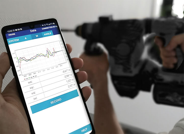 Erfasste Daten des Motion-Trackings bei Bedienung einer Bohrmaschine werden auf einem Smartphone dargestellt